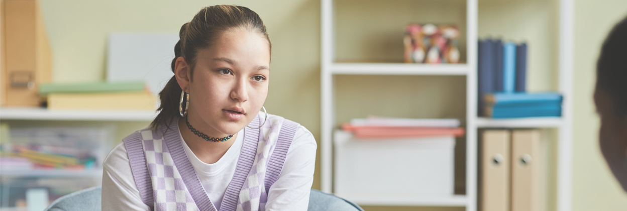 YouthCounsellingWithKYDS-CampaignLandingPage-1248x420px-iStock1405791770 Young girl talking to a counsellor.