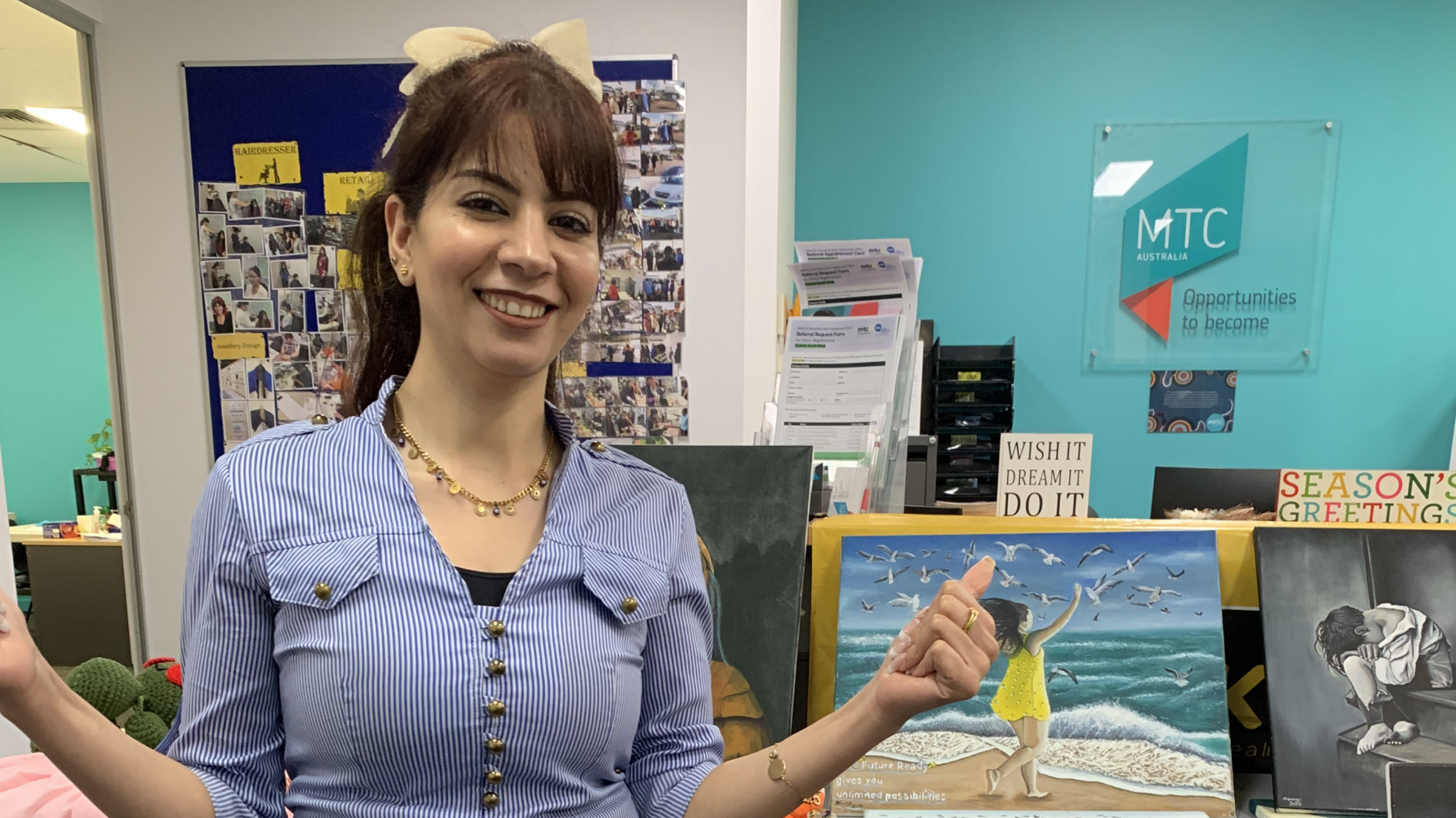 Nawres displaying her art
